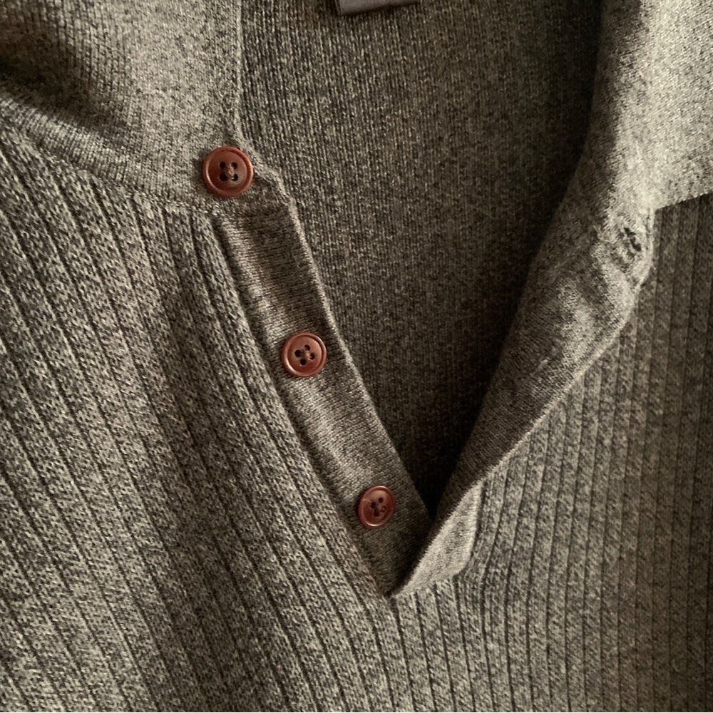 Men’s Like-New Heather Gray Sweater